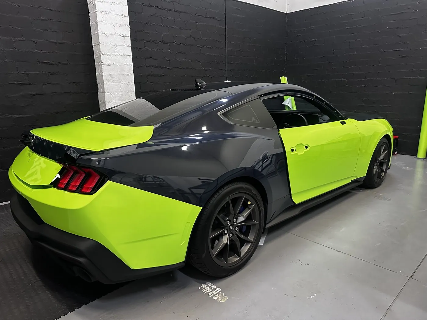Two-tone colour change vehicle wrap